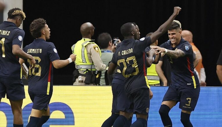 Jugadores de Ecuador festejan el primer gol a Jamaica en la Copa América, el 26 de junio de 2024.