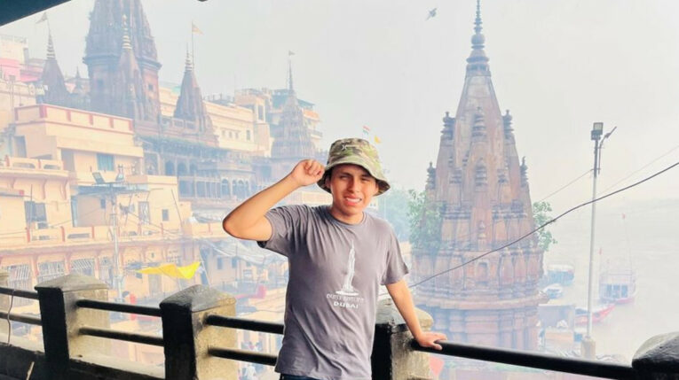 Oscar Curi durante su viaje a la India, 20 de agosto de 2023.