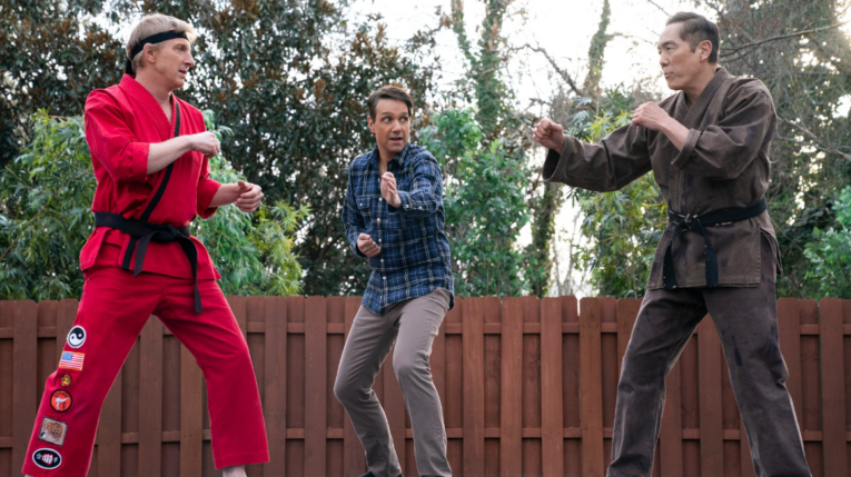 Jhonny Lawrence, Raplph Macchio y Chozen Toguchi en un fotograma de la temporada 6 de Cobra Kai mientras entrenan.