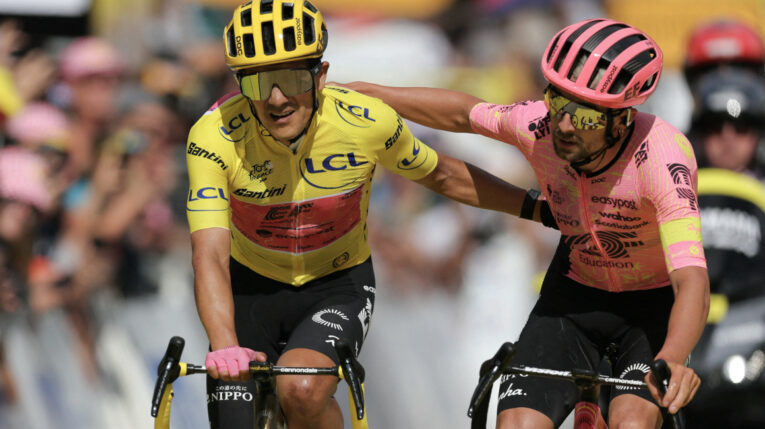 Richard Carapaz cruza la meta en la Etapa 4 del Tour de Francia junto a su compañero Ben Healy, el 2 de julio de 2024.