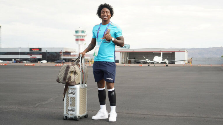 El jugador ecuatoriano, Angelo Preciado, en su llegada a Houston, el 1 de julio de 2024.