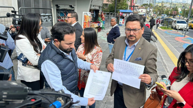 Los legisladores Adrián Castro y Leonardo Berrezueta en la Fiscalía denuncia dirigente sindical iess