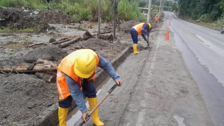 Imagen referencial. Un obrero realiza trabajos de limpieza en la vía Baños-Puyo, el 28 de junio de 2024.