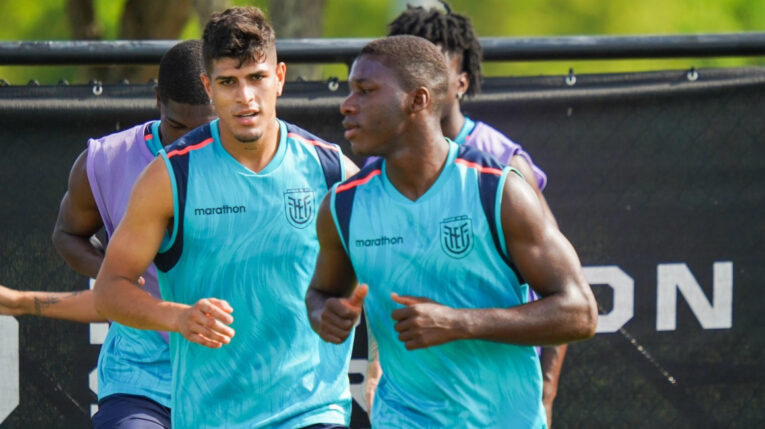 Piero Hincapié y Moisés Caicedo, durante un entrenamiento de Ecuador, el 3 de julio de 2024.