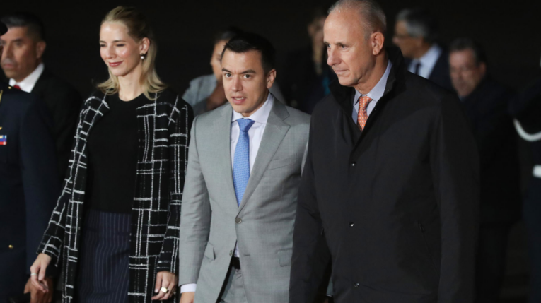 El presidente de Ecuador, Daniel Noboa (2-d), y su esposa, Lavinia Valbonesi (2-i), caminan junto al ministro de Relaciones Exteriores del Perú, Javier González-Olaechea (d), la noche de este 3 de julio de 2024, en Lima.