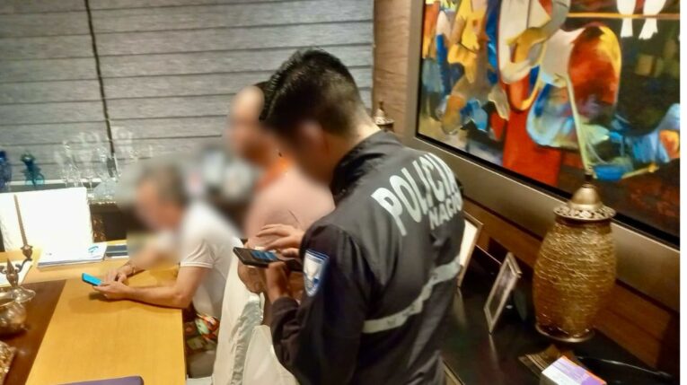 Agentes de la Policía y la Fiscalía en un allanamiento en una vivienda en Samborondón, el 4 de julio de 2024.