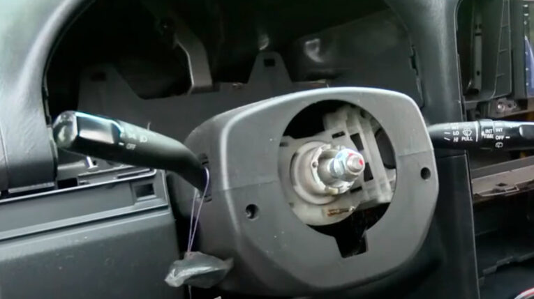 ¡Sin volante, panel y cerebro! Carro fue desvalijado en el parque Bicentenario de Quito