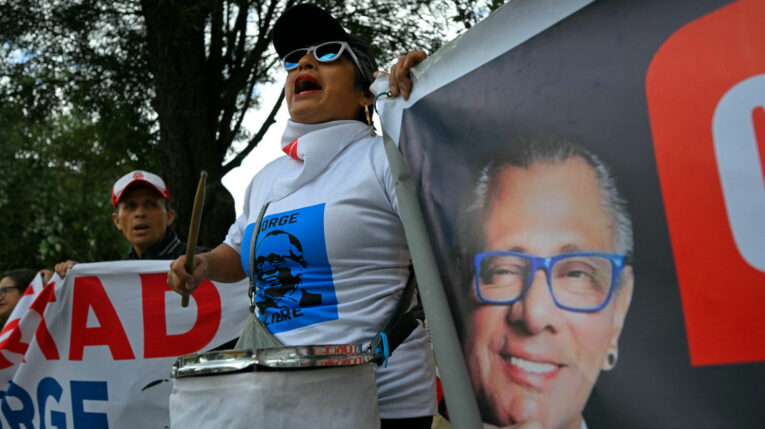Sin fiebre, activo y con buena implantación de cabello, esto dice el informe médico de Jorge Glas
