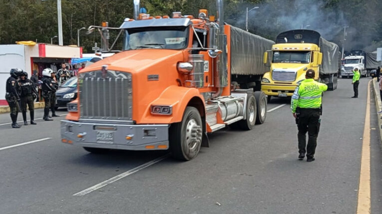 Camiones transitan por el puente de Rumichaca, tras el levantamiento del bloqueo, este 4 de julio de 2024.