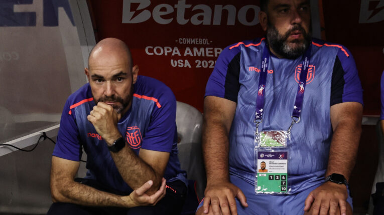 Félix Sánchez Bas, técnico de Ecuador, durante el partido ante Argentina por Copa América.