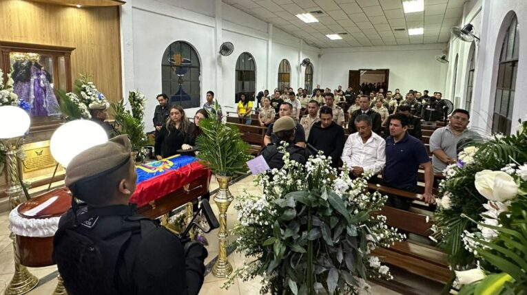Familiares de Germán Morales y sus compañeros en la capilla ardiente en el Cuartel Modelo de Guayaquil, el 4 de julio de 2024.