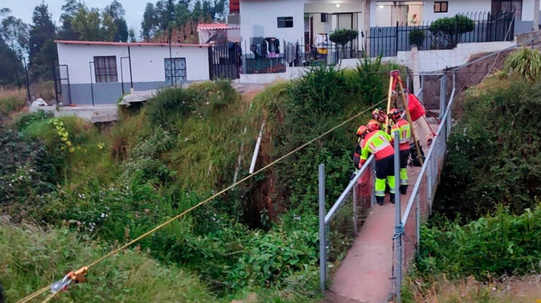 Quito: Dos personas fueron rescatadas de una quebrada tras caer de un puente peatonal
