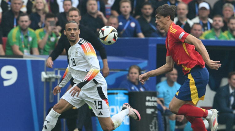 El centrocampista alemán Leroy Sane está marcado por el defensor español Robin Le Normand durante el partido de los cuartos de final de la Eurocopa, el 5 de julio de 2024.