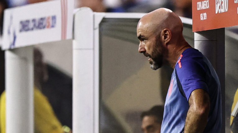 Félix Sánchez Bas, dirigiendo el partido de Ecuador ante Argentina antes de renunciar a su cargo, el 4 de julio de 2024.