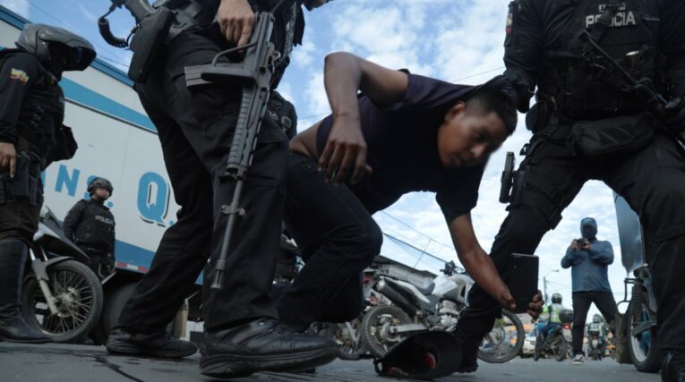 Policías someten a un hombre durante un operativo en Pascuales, al norte de Guayaquil, en uno de los cinco distritos más violentos de la Zona 8 (Guayaquil, Durán y Samborondón).