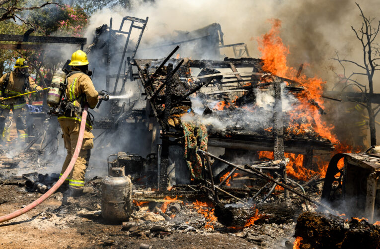 Los bomberos controlan un incendio en California, 3 de julio de 2024.
