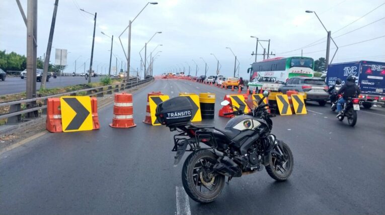 Cierre de carriles en el Puente de la Unidad Nacional, en el tramo entre Durán y La Puntilla (Samborondón).