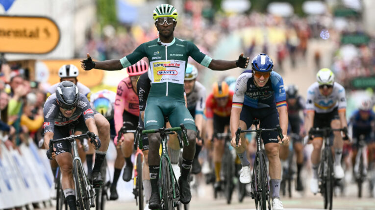 Biniam Girmay, en la meta de la Etapa 8 del Tour de Francia, el 6 de julio de 2024.