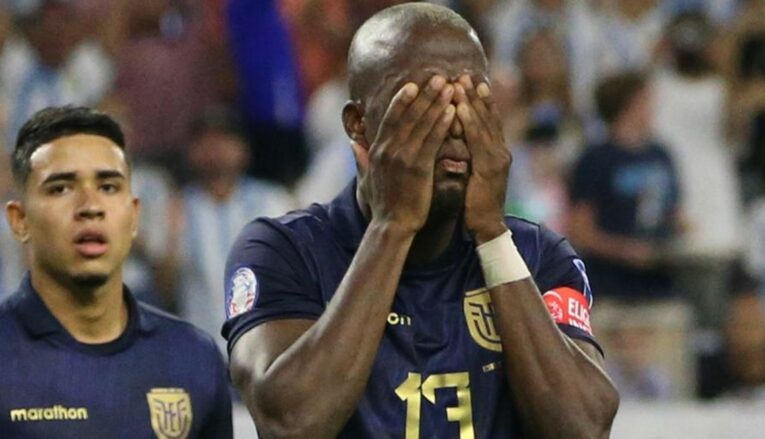 Enner Valencia luego de fallar el penal ante Argentina, el 4 de julio de 2024.