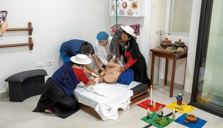 Laboratorio de parto intercultural de la UTPL.