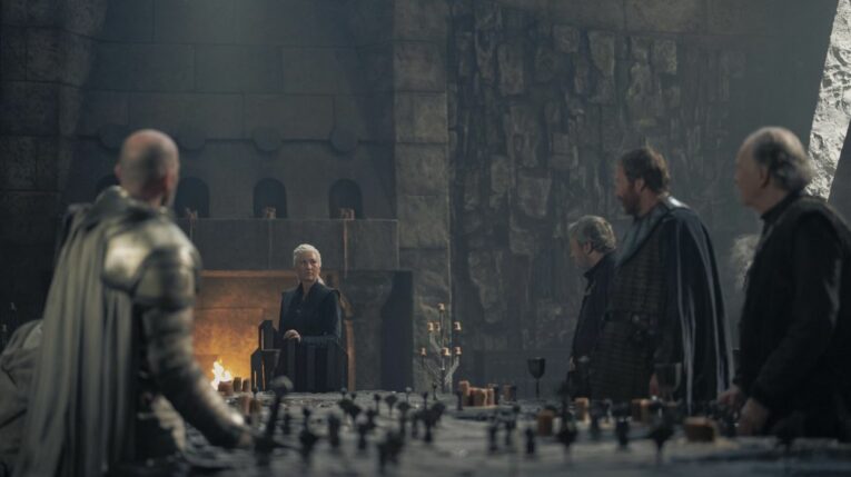 La reina Rhaenyra Targaryen en el 'Black Council' rodeada de los demás integrantes del consejo, en la serie 'House of the dragon'.
