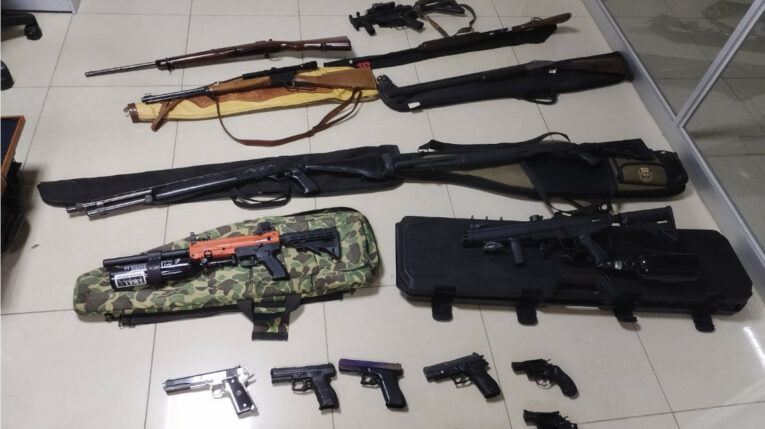 Hombre, que disparó al aire en Ceibos, almacenaba un arsenal en la vivienda