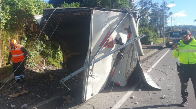Dos postes de luz cayeron en Tambillo tras violento accidente de tránsito