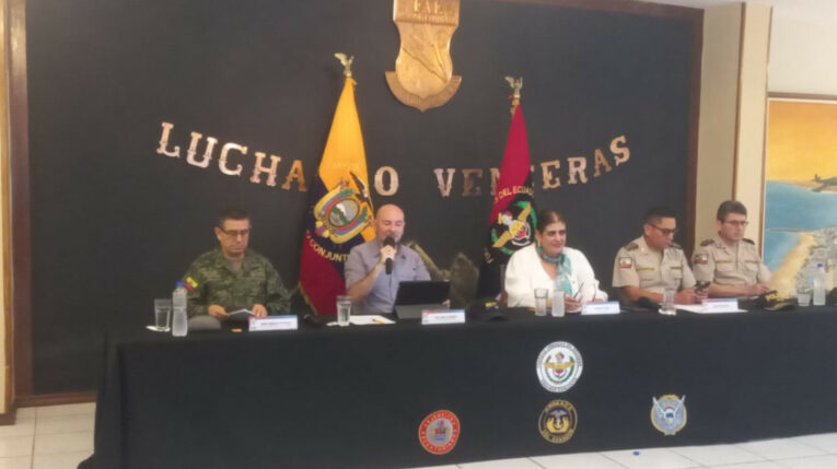 Los ministros de Defensa, Gian Carlo Loffredo; y del Interior, Mónica Palencia, en su habitual rueda de prensa sobre seguridad en Manabí, el 8 de julio de 2024.