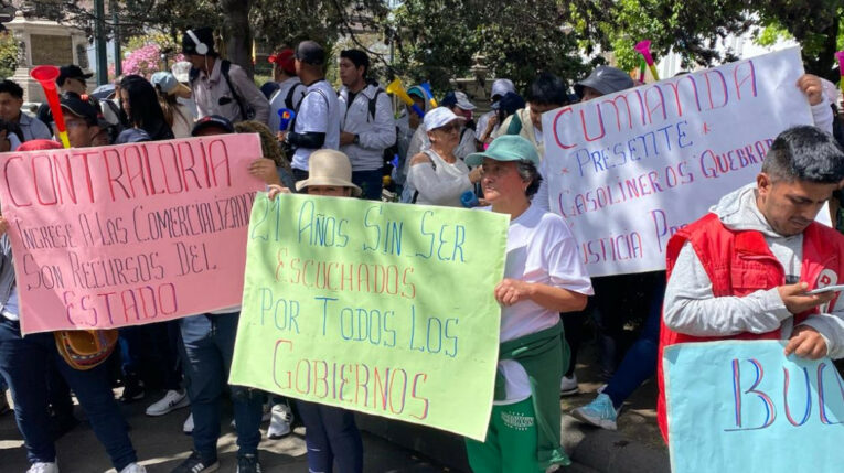Representantes del sector de distribuidores de combustibles en protesta frente al Palacio de Carondelet, este 8 de julio de 2024.