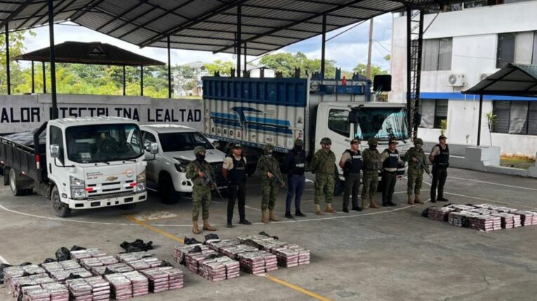 Militares y policías custodian un cargamento de droga en Santa Clara, Pastaza, el 7 de julio de 2024.