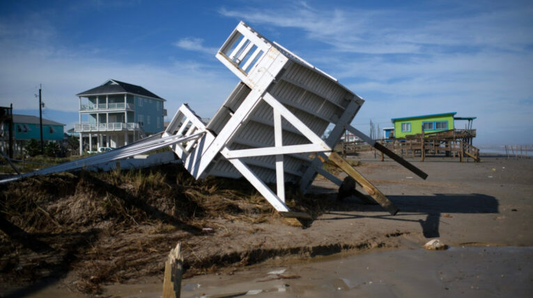 Los restos de un muelle se ven en la arena después del paso del huracán Beryl en Surfside Beach, Texas, el 8 de julio de 2024.