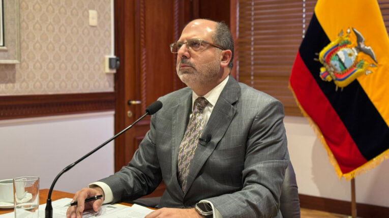 Henry Kronfle baja de tono en su disputa con el Gobierno