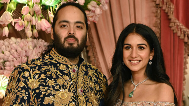 Anant Ambani y Radhika Merchant posan para una fotografía durante su ceremonia Sangeet, 5 de julio de 2024.
