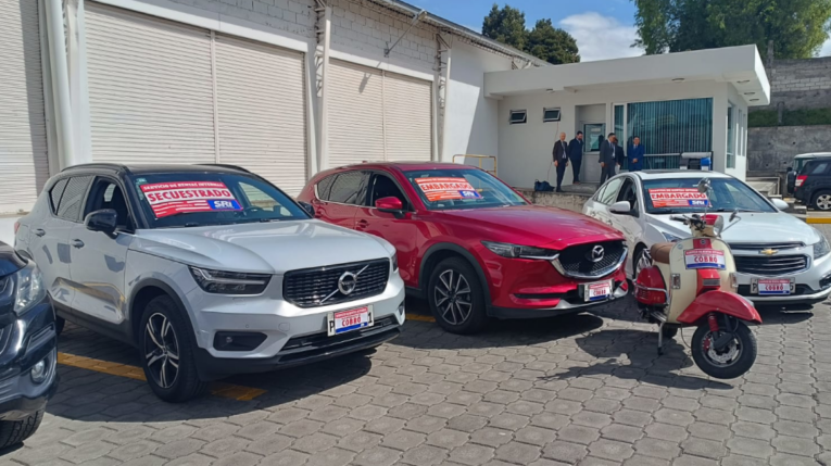 Carros incautados por el SRI, exhibidos en un patio en el norte de Quito, 9 de julio 2024.