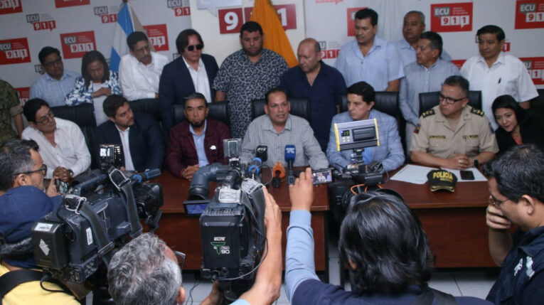 Reunión entre representantes de los transportistas pesados y livianos con el gobernador de Guayas, Vicente Auad, en Guayaquil, el 9 de julio de 2024.