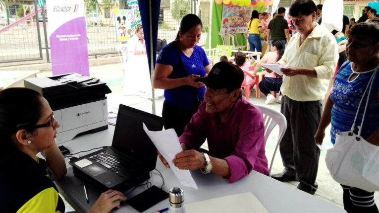El Servicio de Rentas Internas (SRI) ofrece asesoría a contribuyentes en una brigada social en el recinto Cerecita, en Guayaquil, 4 de julio de 2024. Imagen referencial.