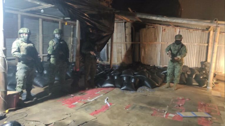 Personal de las Fuerzas Armadas custodia las fundas con diésel halladas en una bodega en Huaquillas, provincia de El Oro.