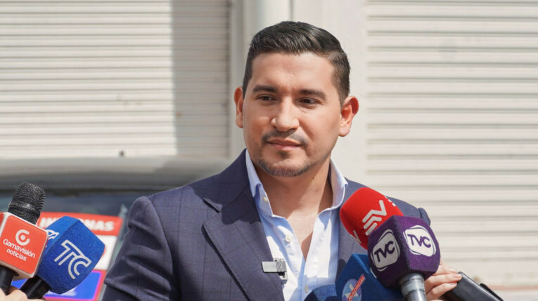 Damián Larco, director del Servicio de Rentas Internas, el 9 de julio de 2024, en rueda de prensa en Quito.