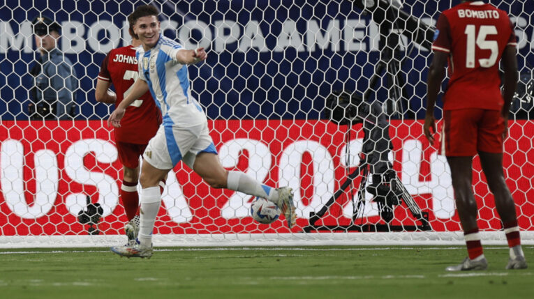 Julián Álvarez celebra su gol, en el partido de Argentina ante Canadá, el 9 de julio de 2024.