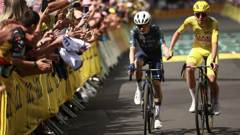 Jonas Vingegaard y Tadej Pogacar después de cruzar la meta en la Etapa 11 del Tour de Francia, el 10 de julio de 2024.