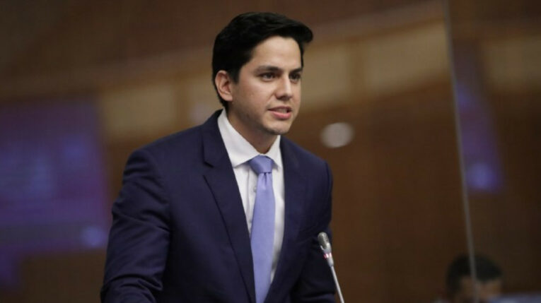 Asambleísta Johnny Terán, proponente del proyecto de reforma a la ley del Biess, en el debate del proyecto en la Asamblea, el 4 de junio de 2024.