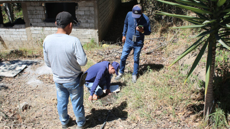 Técnicos de la Epmaps identifican una conexión clandestina en mayo de 2024.