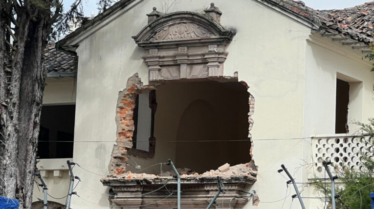 Imagen de los daños que ha sufrido una casa ubicada en la avenida 12 de Octubre de Quito, el 8 de julio de 2024.