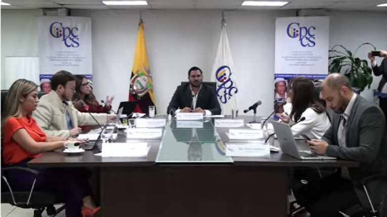 Las consejeras Yadira Saltos y Mishel Calvache discuten en medio de la sesión del Pleno del Cpccs el 10 de julio de 2024.