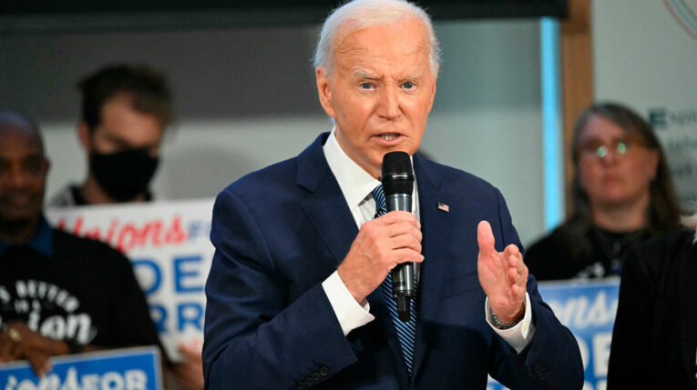 El tiempo apremia: Senador demócrata pide a Biden abandonar su candidatura presidencial