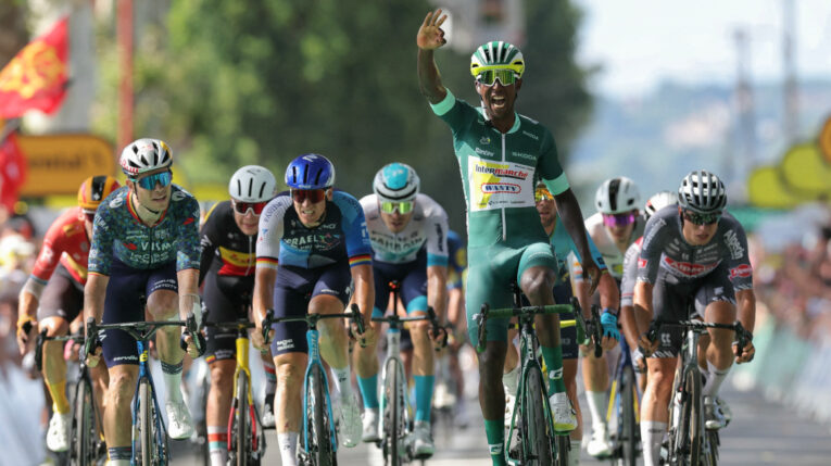 Biniam Girmay, en la meta de la Etapa 12 del Tour de Francia, el 11 de julio de 2024.