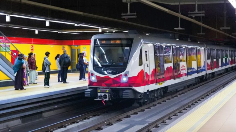 Fotografía del Metro de Quito en funcionamiento el 11 de julio de 2024, en la estación de San Francisco.