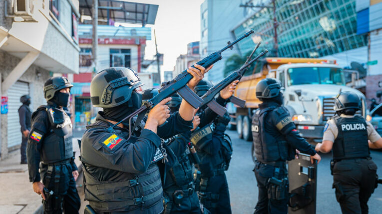 "Casi tumban todas las casas": policías y militares intervienen el barrio Cuba, sur de Guayaquil