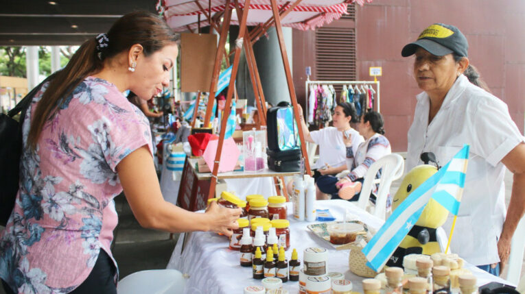 Feria Emprende del Ministerio de Producción, en el Malecón del Salado, en Guayaquil, julio de 2024. Imagen referencial.