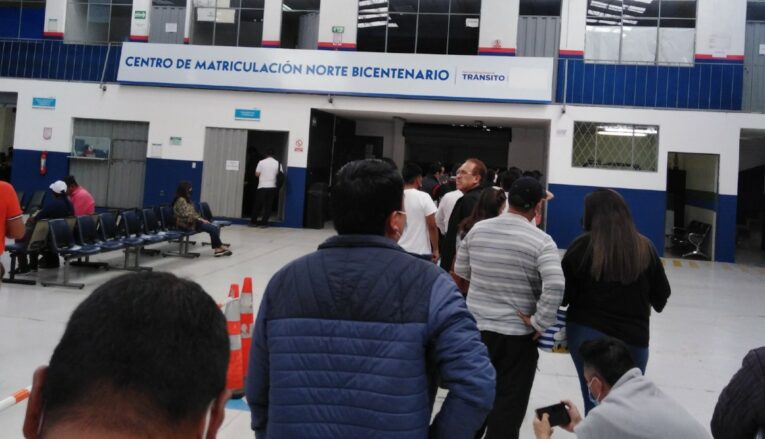 Imagen referencial de usuarios en el Centro de Matriculación Norte Bicentenario.